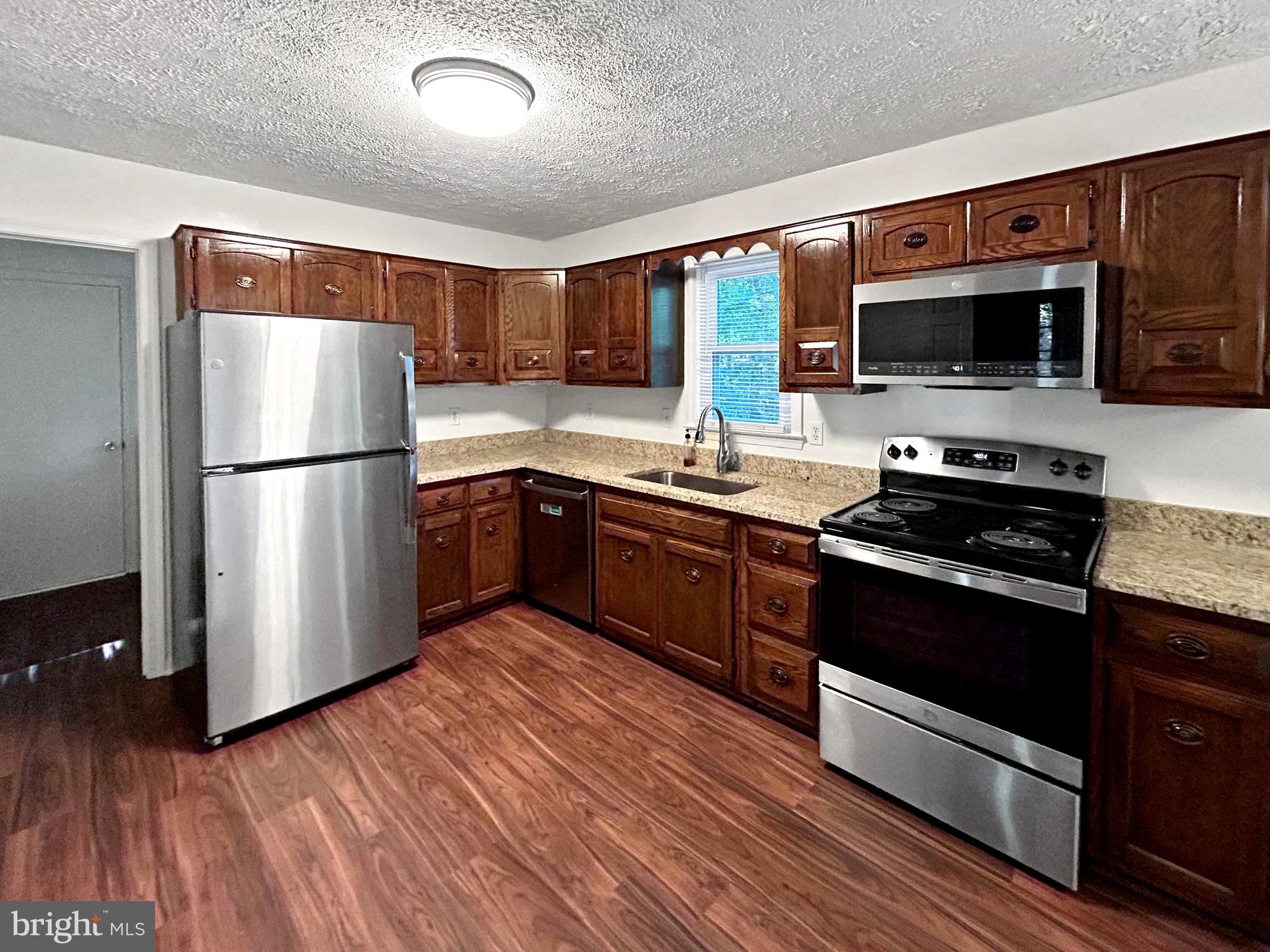 922 CUP LEAF HOLLY COURT