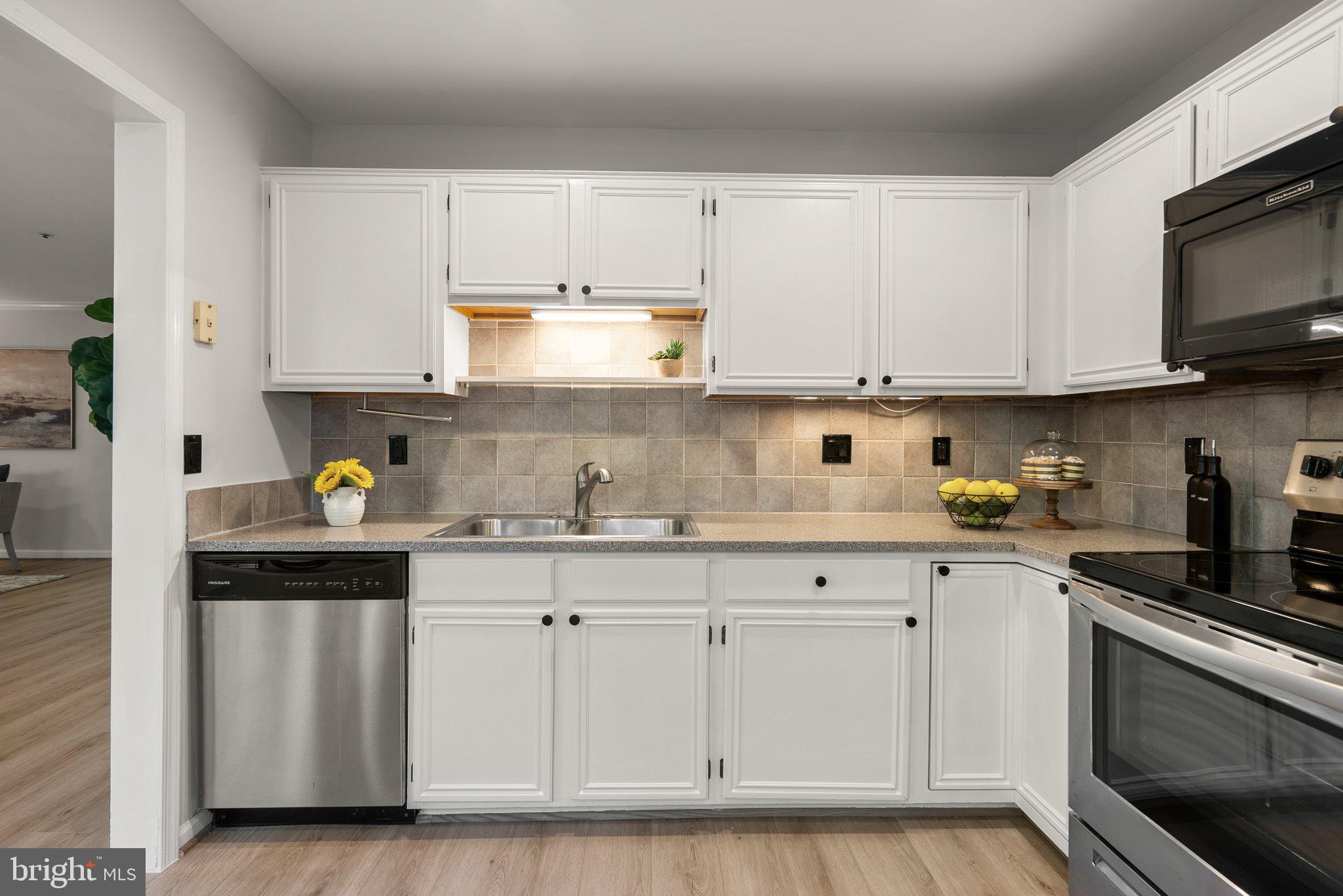 2822 Emma Lee St #102