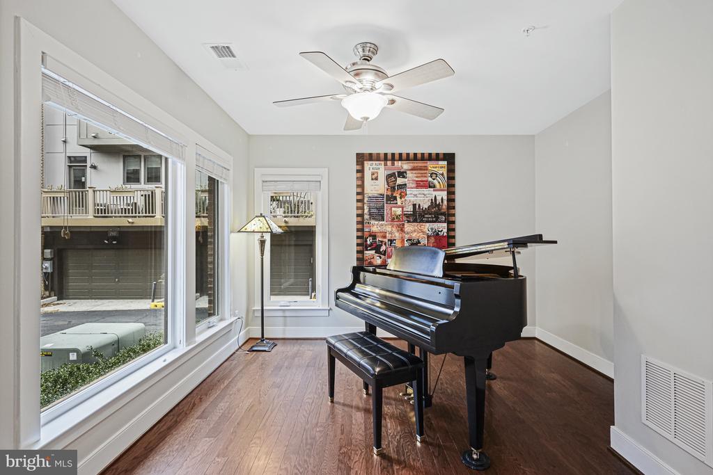 8341 Looking Glass Way