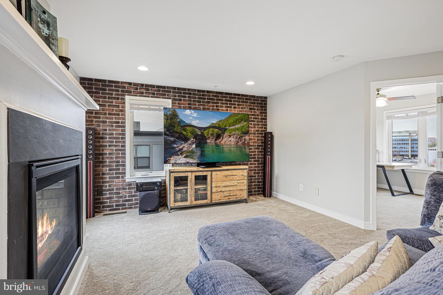 8341 Looking Glass Way