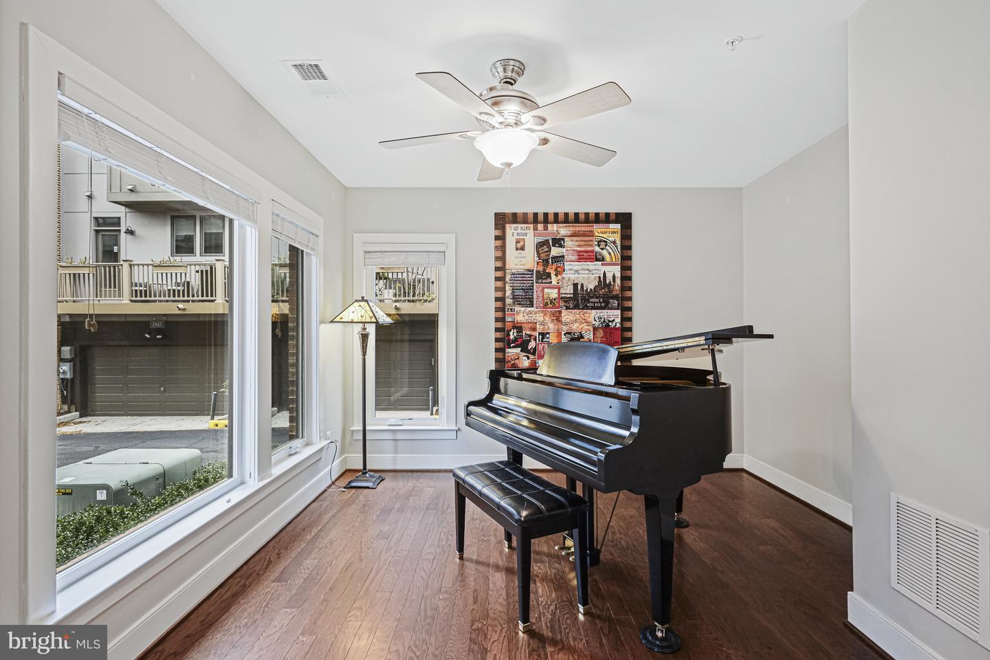 8341 Looking Glass Way