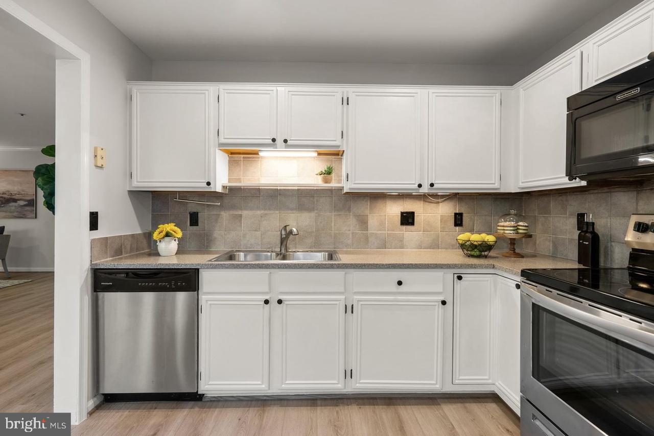 2822 EMMA LEE ST #102