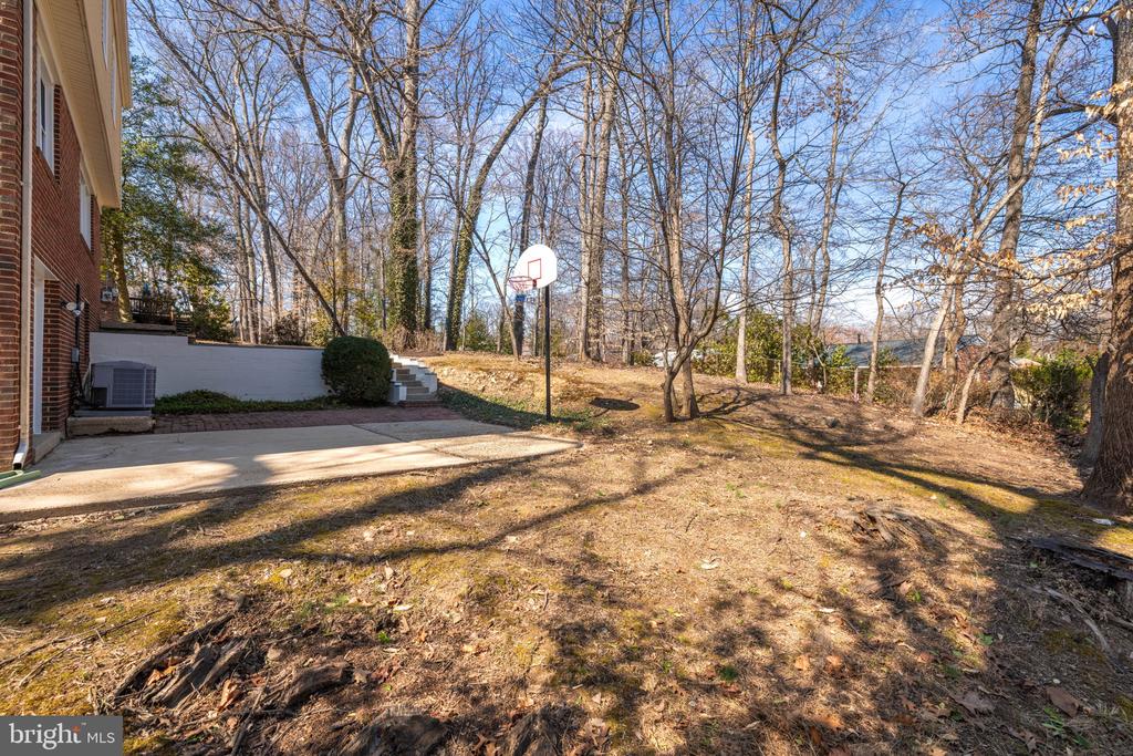 8912 Moreland Ln