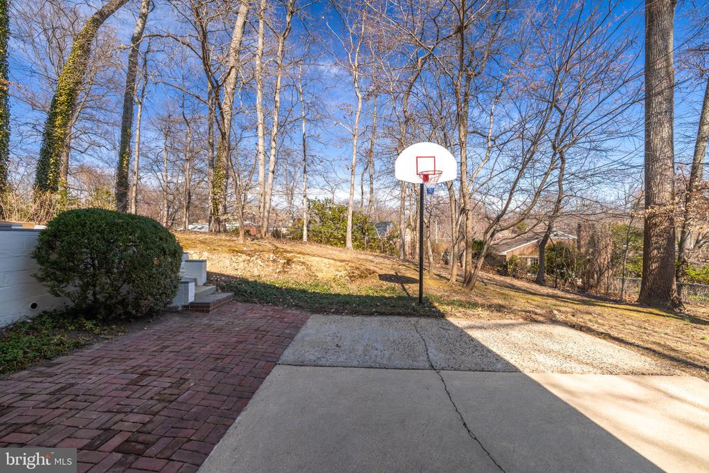 8912 Moreland Ln