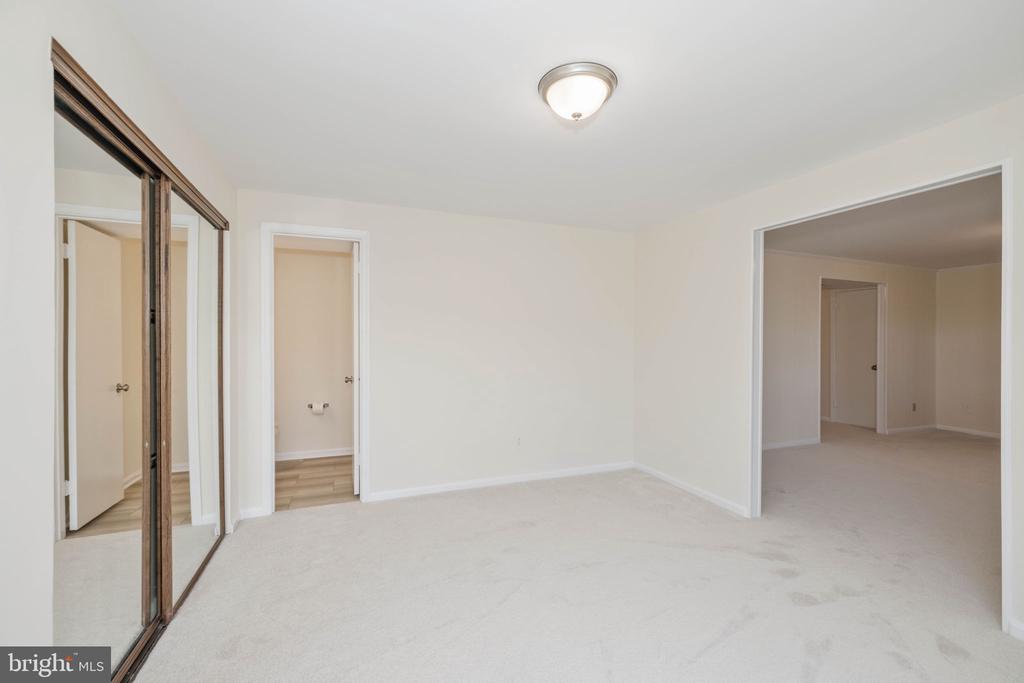 8912 Moreland Ln