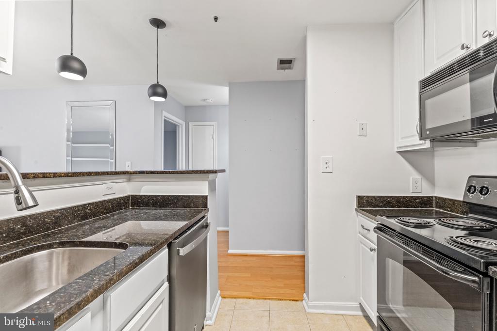3175 SUMMIT SQUARE DR #5-A12