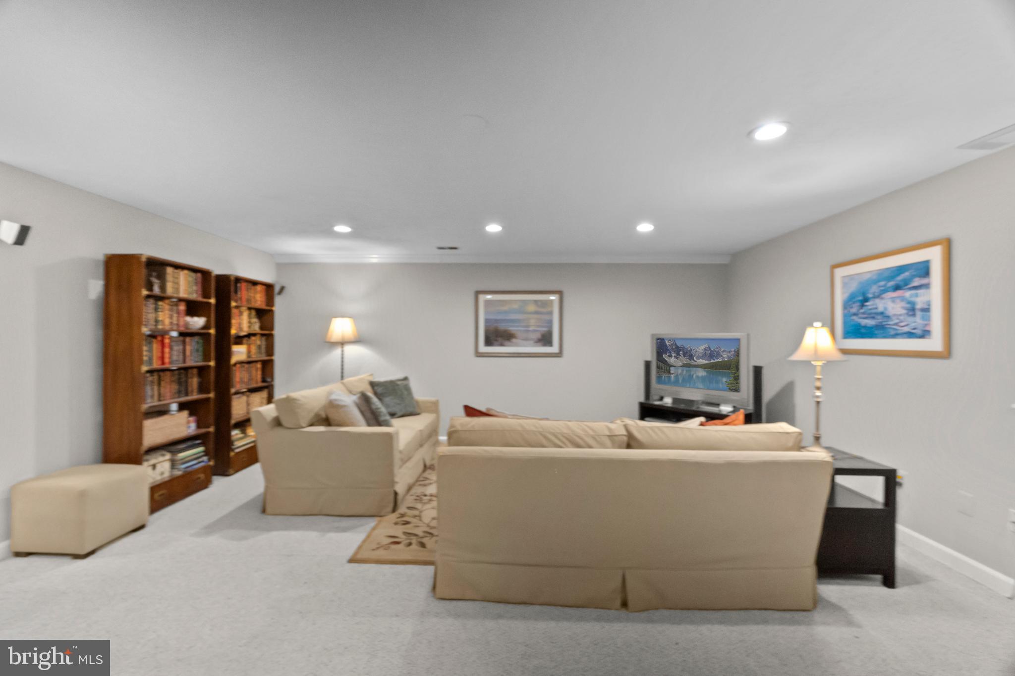 6315 Chaucer Ln