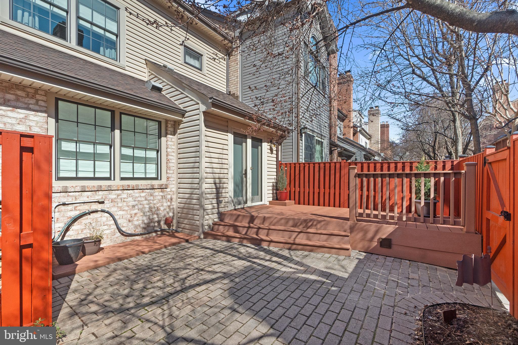 6315 Chaucer Ln