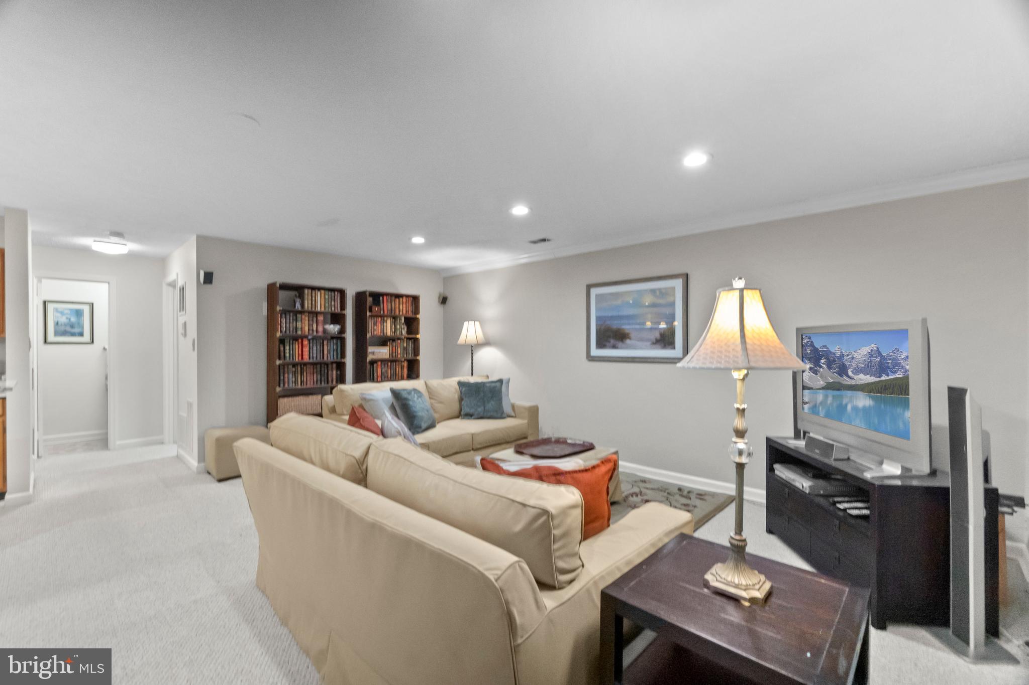 6315 Chaucer Ln