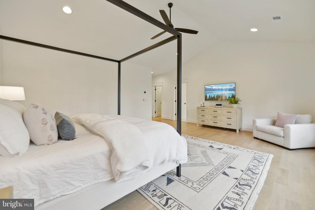 6030 Woodland Ter