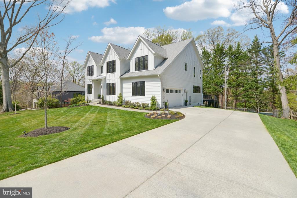 6030 Woodland Ter