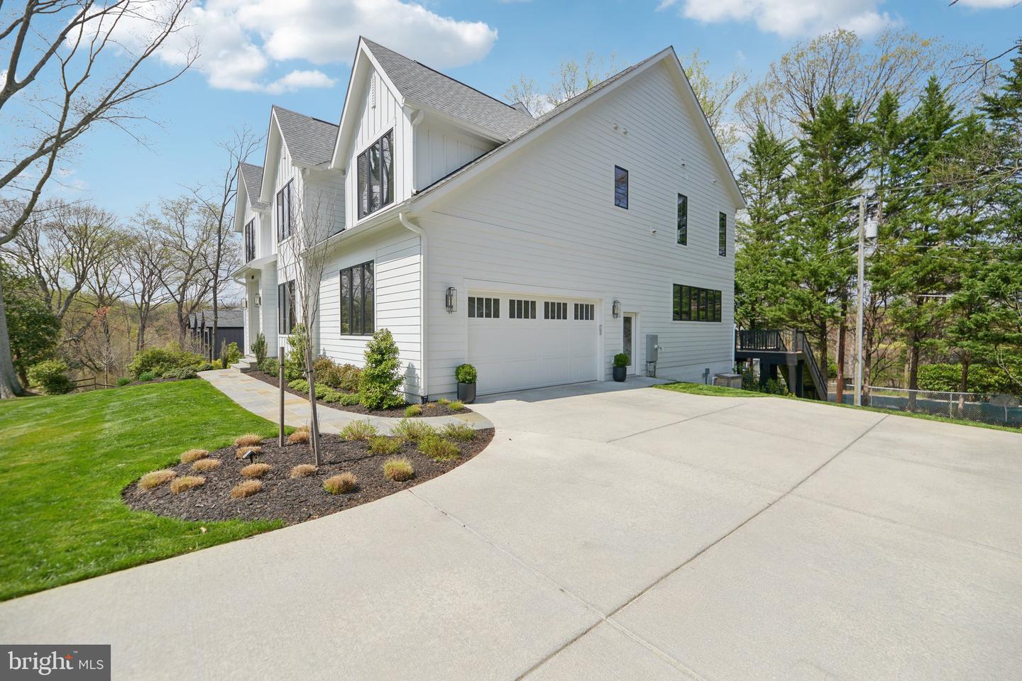 6030 Woodland Ter