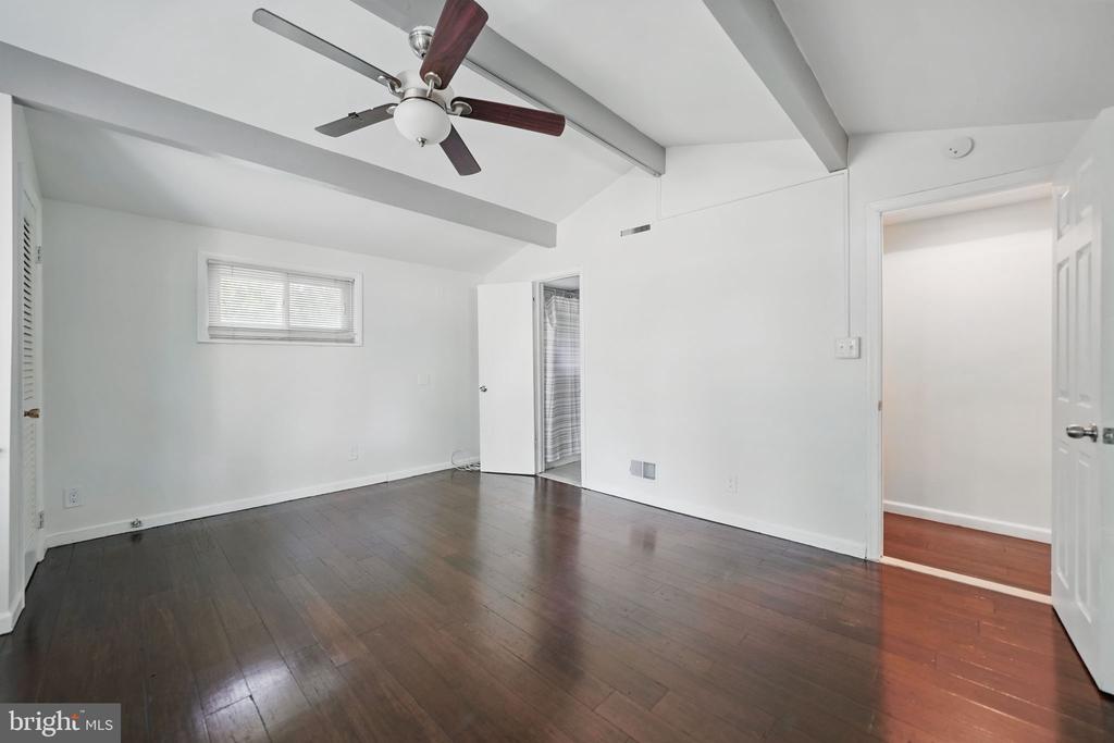 10515 Midway Ln