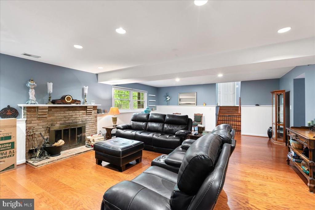 7002 Barnacle Pl