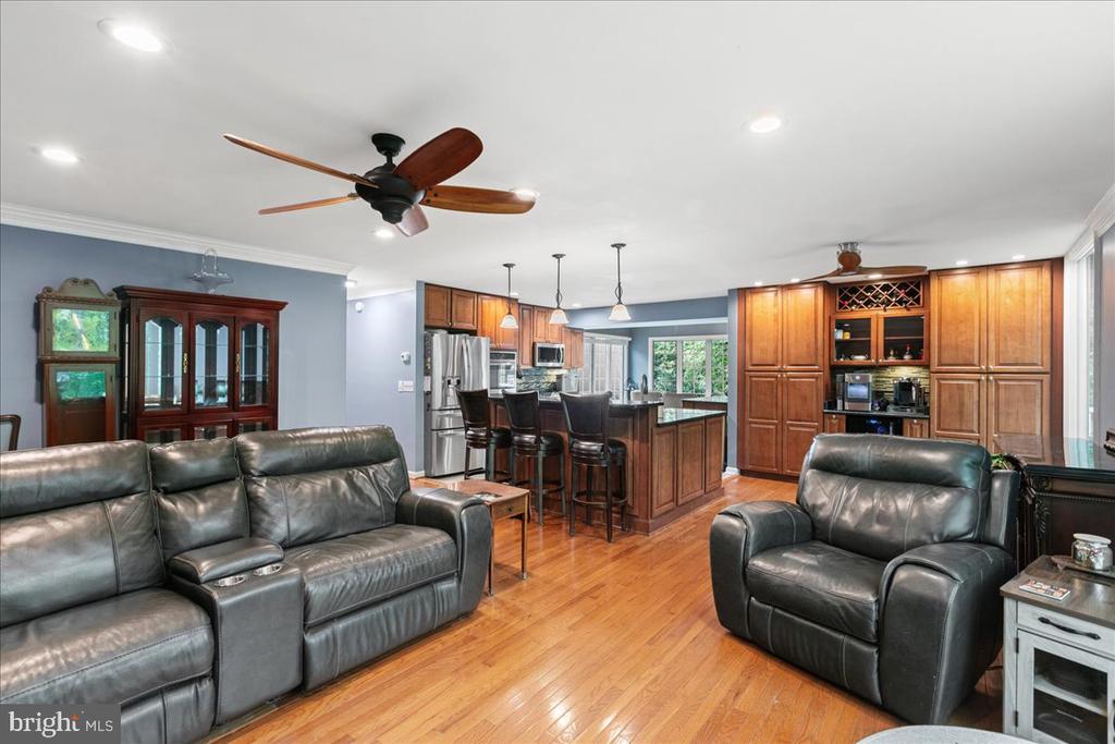 7002 Barnacle Pl