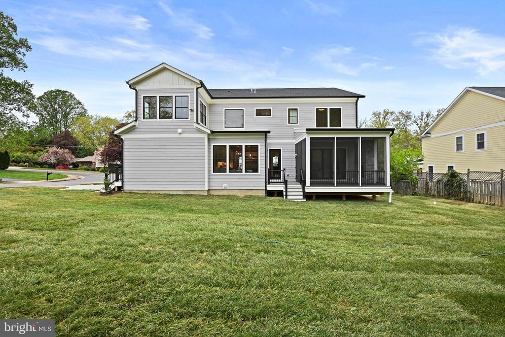 321 Broadleaf Dr NE