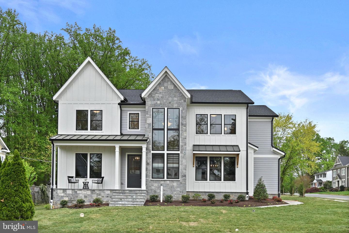 321 Broadleaf Dr NE