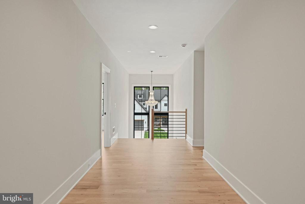 321 Broadleaf Dr NE
