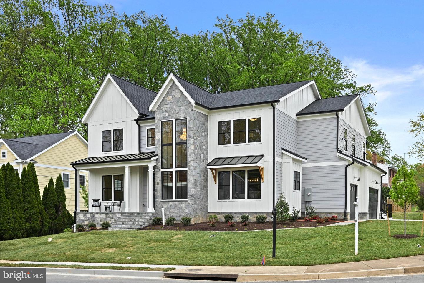 321 Broadleaf Dr NE