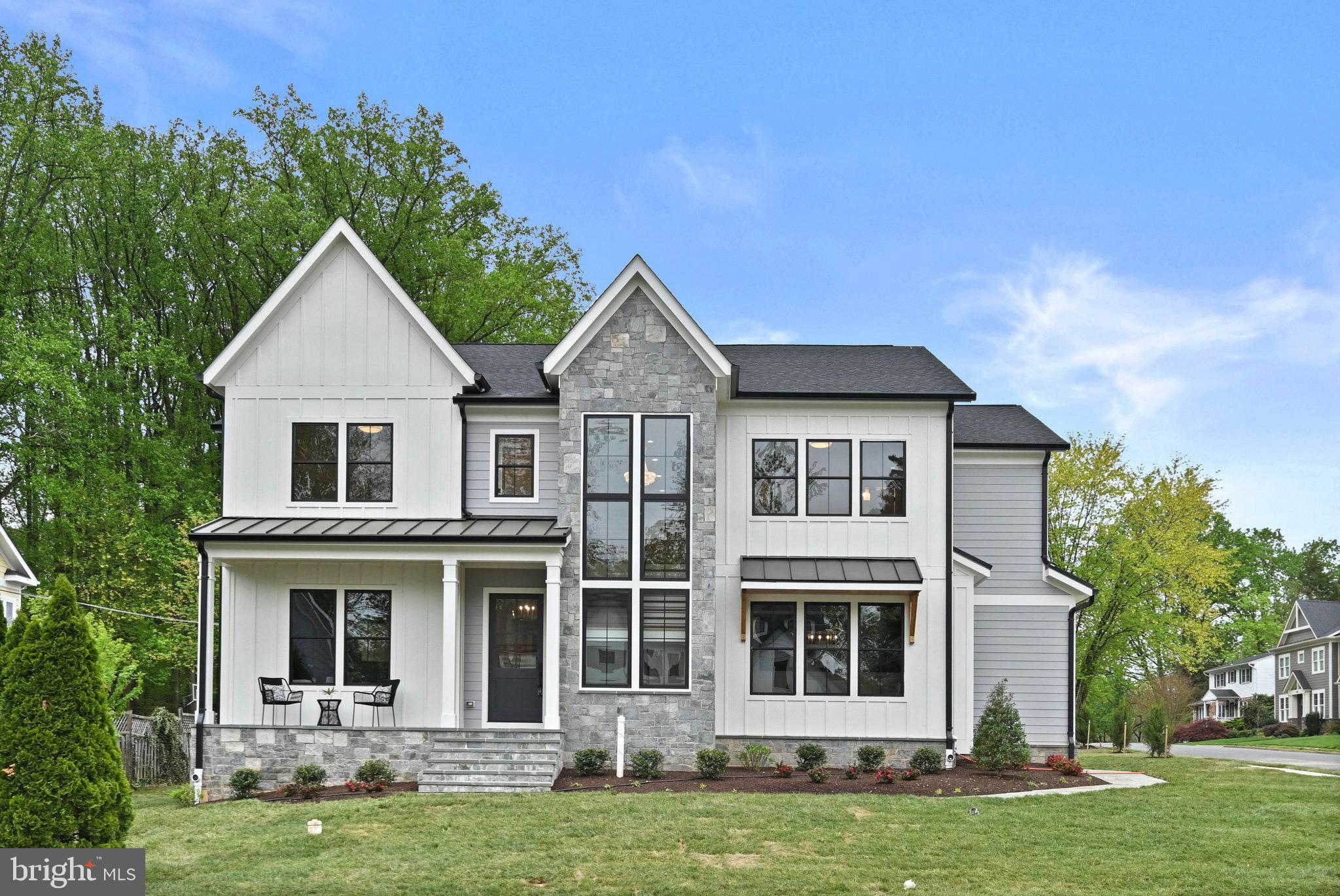 321 Broadleaf Dr NE