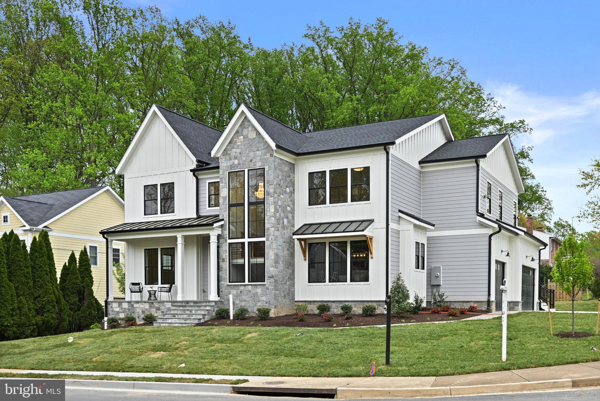 321 Broadleaf Dr NE
