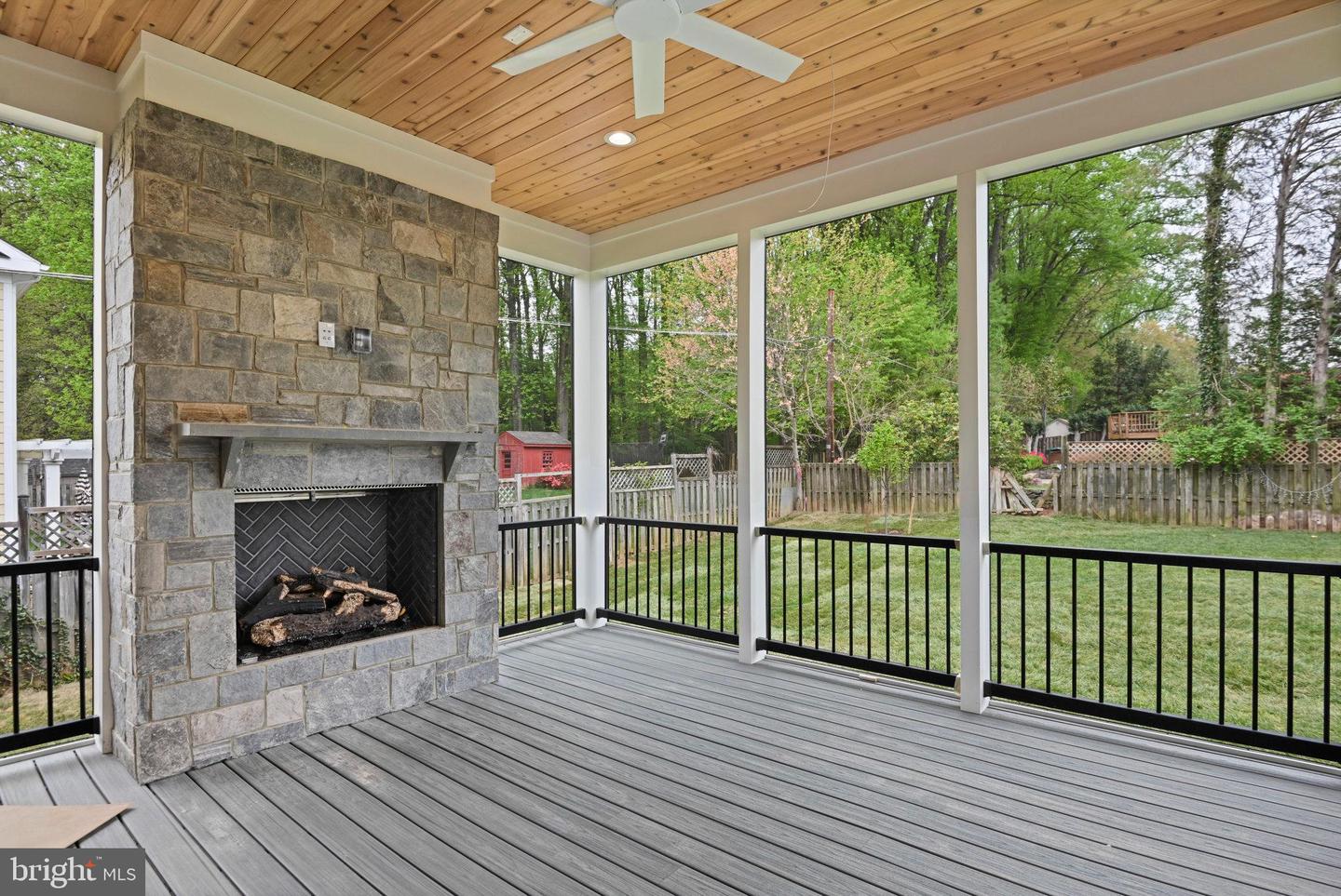 321 Broadleaf Dr NE