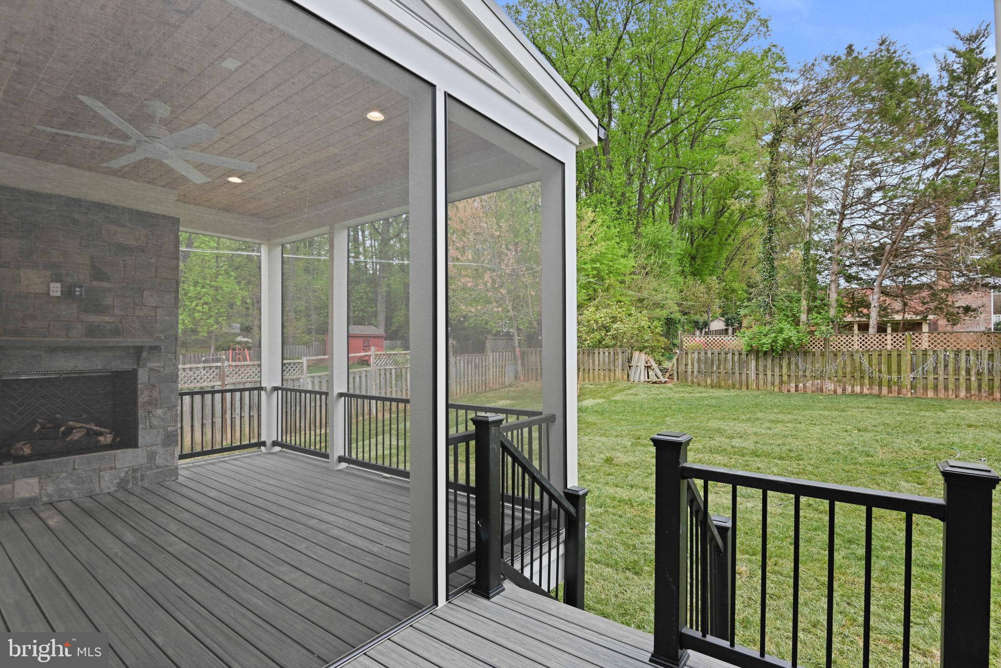 321 Broadleaf Dr NE