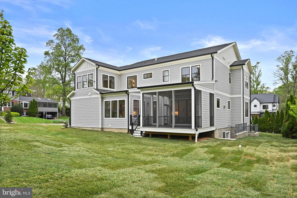 321 Broadleaf Dr NE