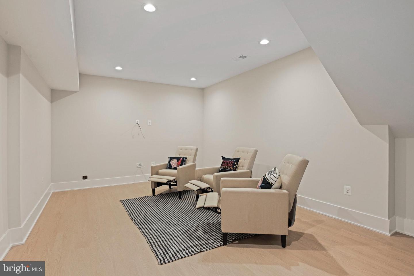 321 Broadleaf Dr NE