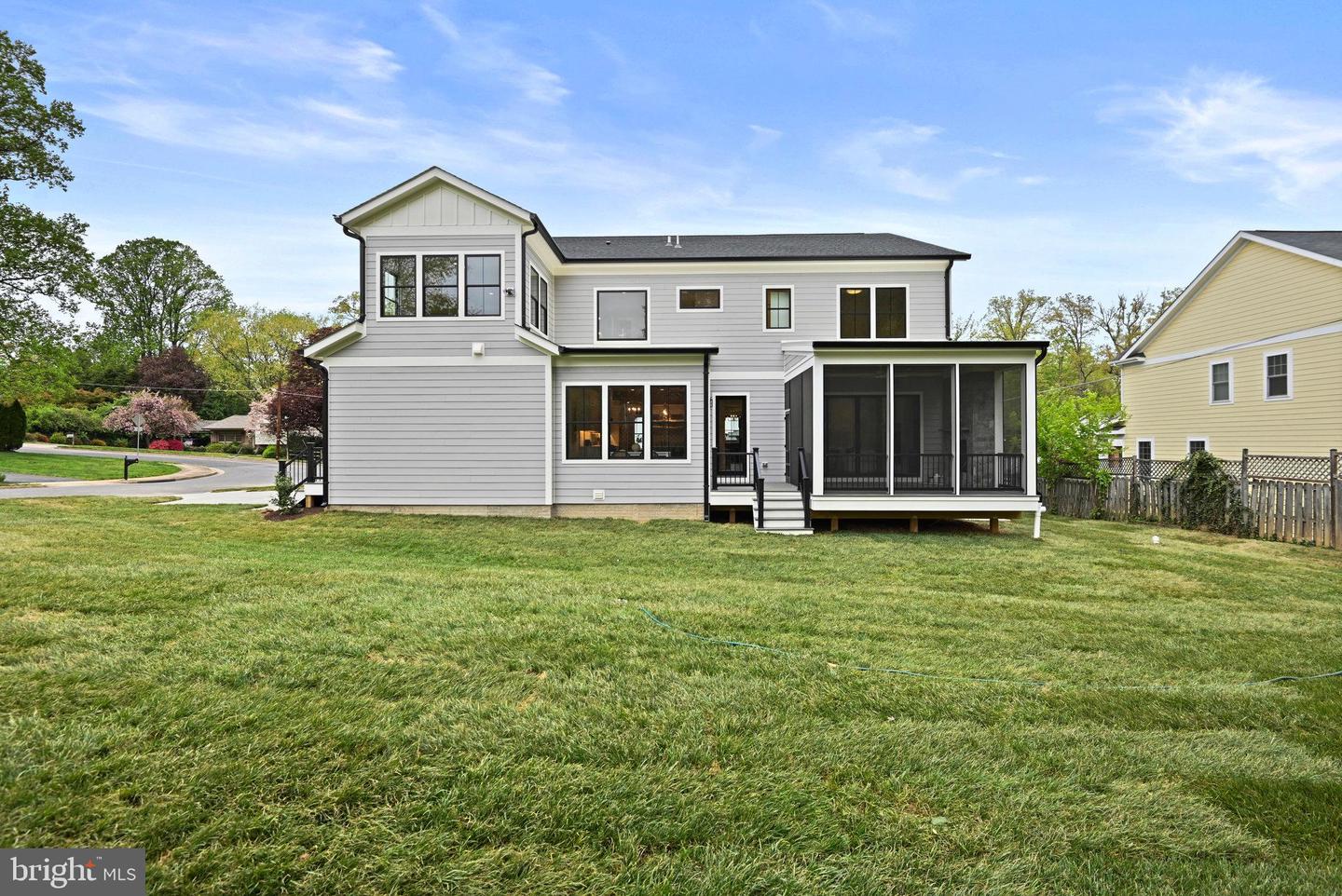 321 Broadleaf Dr NE