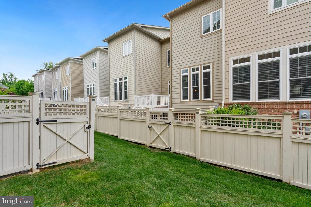 6767 DARRELLS GRANT PL