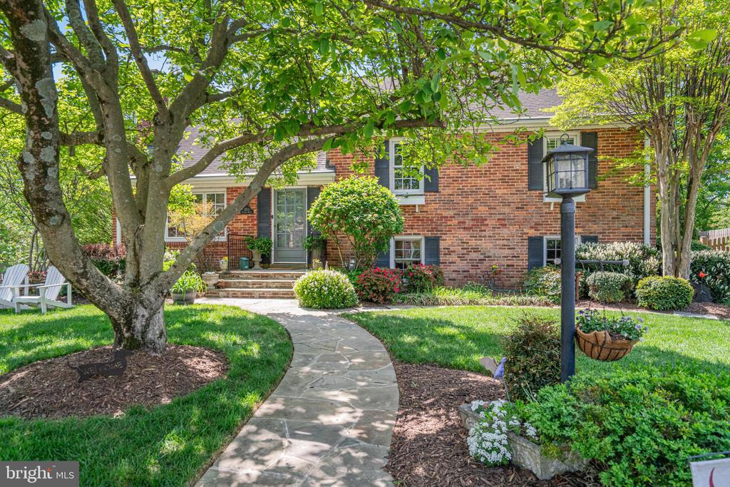 1703 Rollins Dr