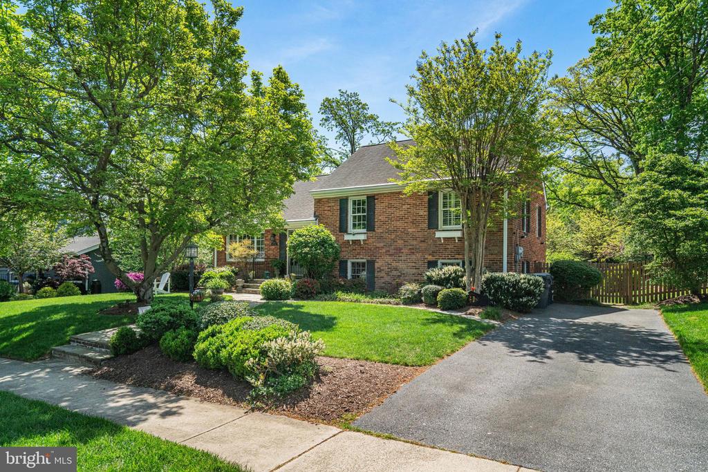 1703 Rollins Dr