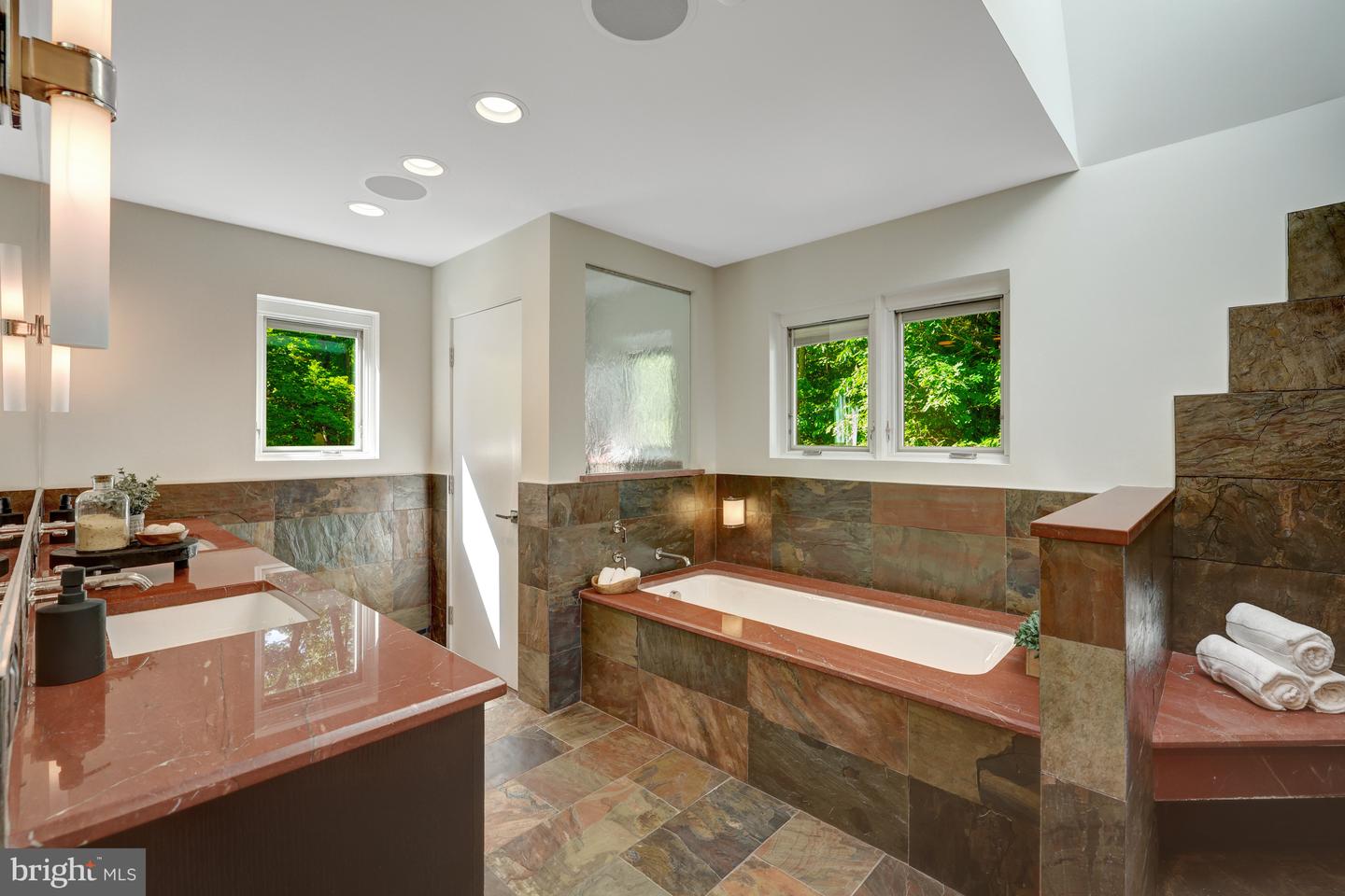 2200 Spinnaker Ct
