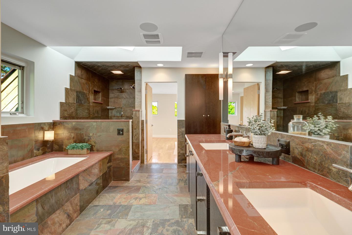 2200 Spinnaker Ct