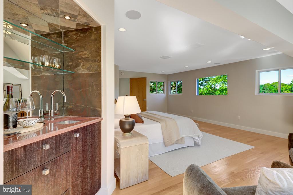 2200 Spinnaker Ct