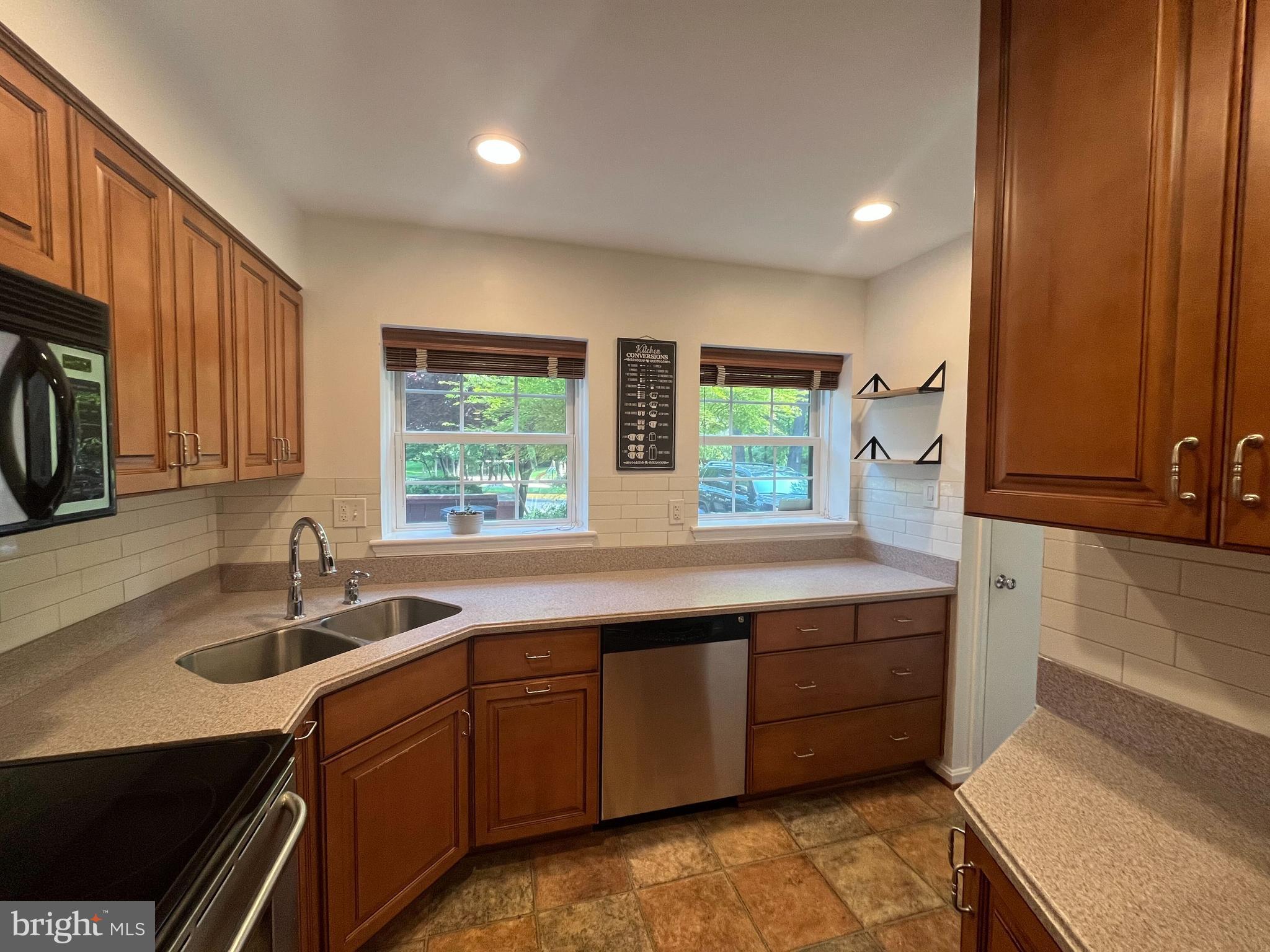 2080 GOLF COURSE DR