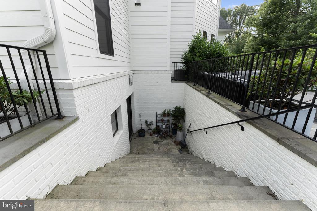 717 MILLER AVENUE