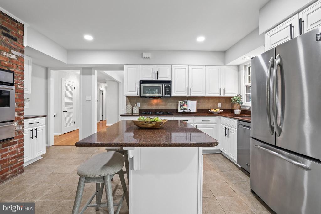 906 DANTON LANE