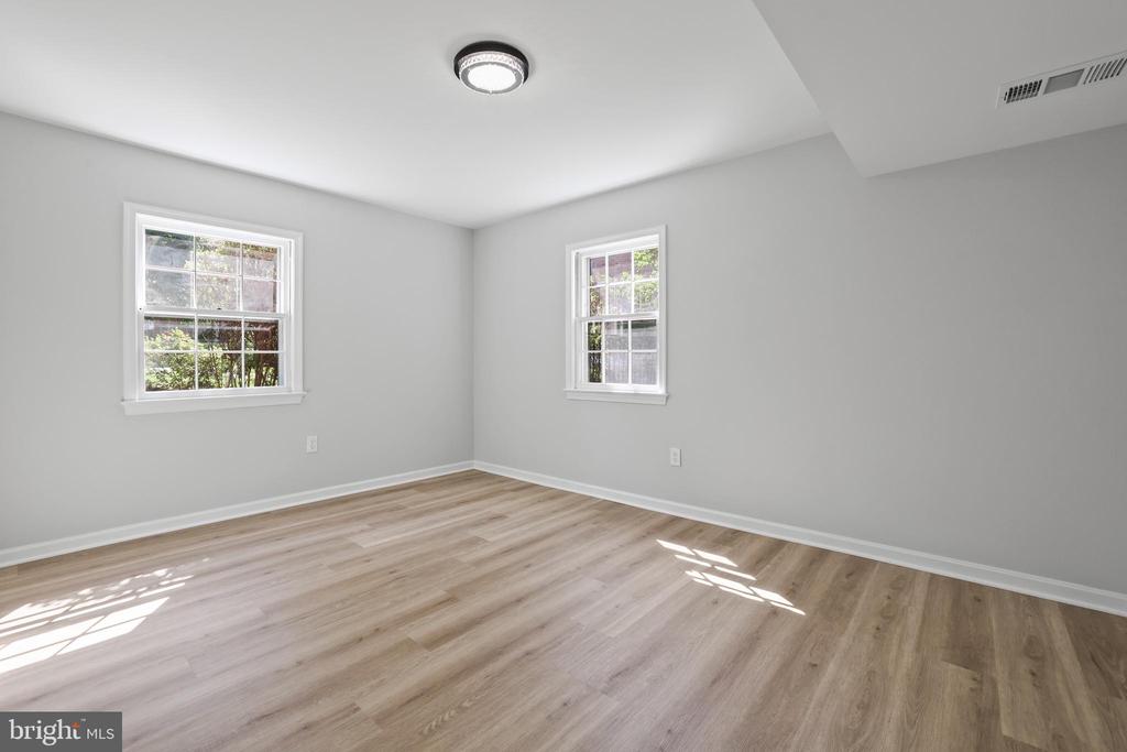 906 DANTON LANE