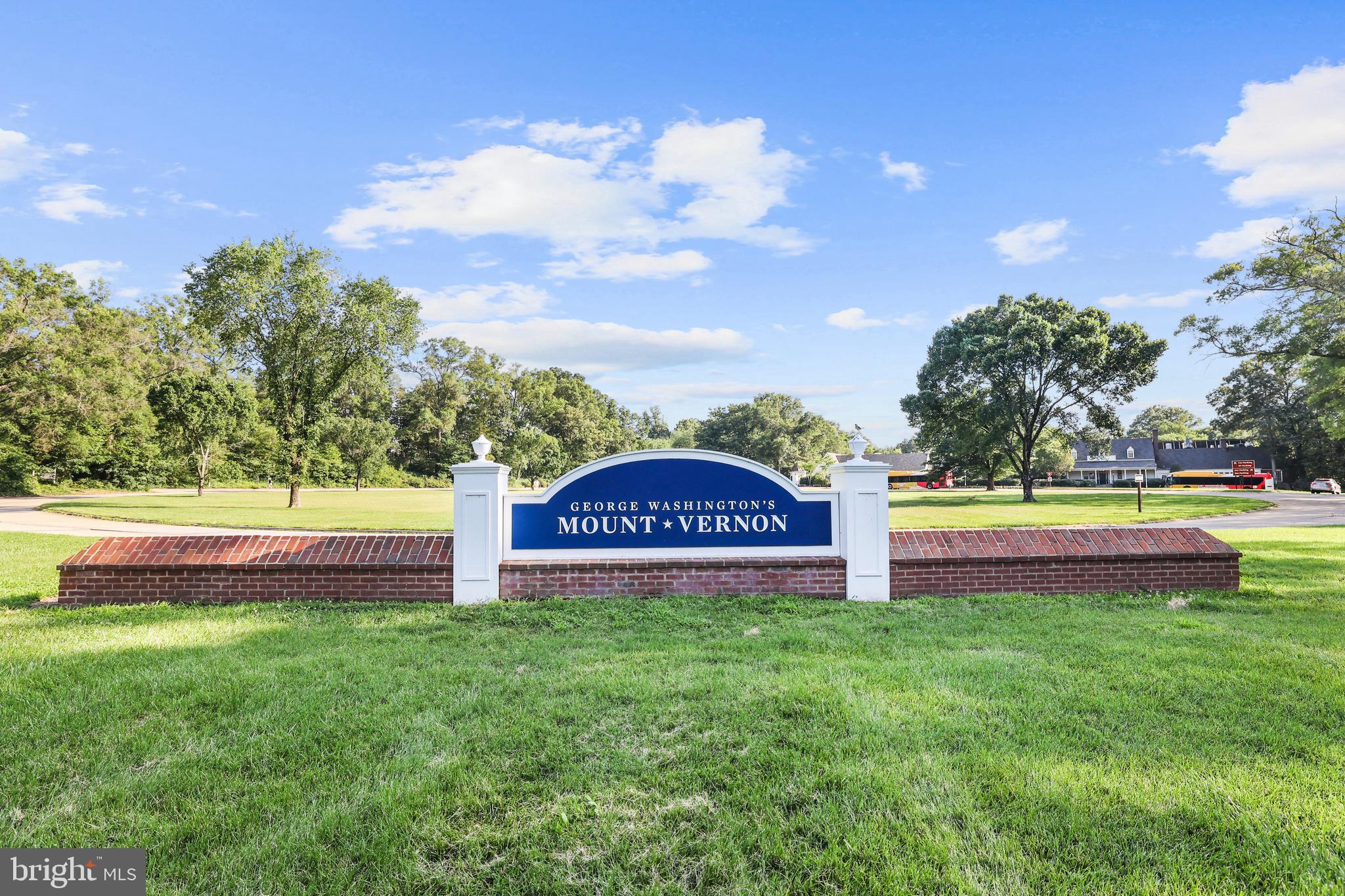906 DANTON LANE