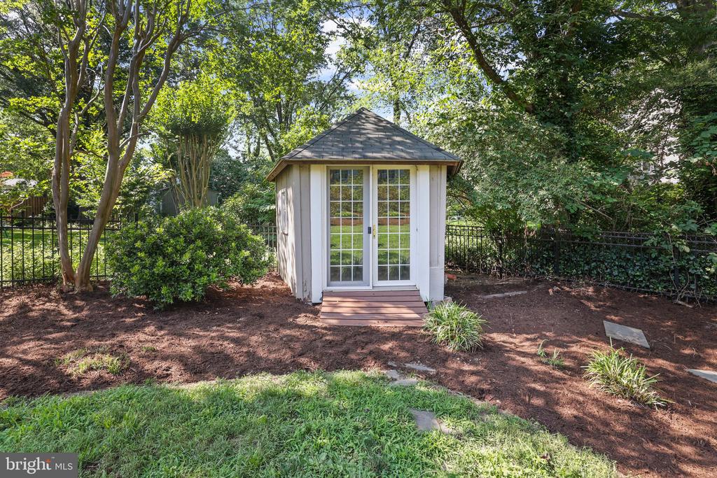 906 DANTON LANE
