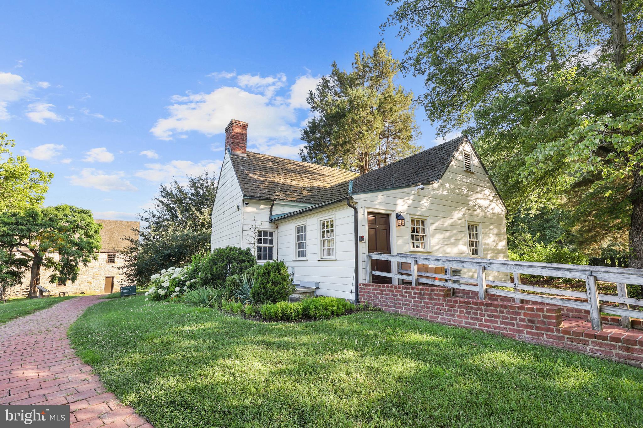 906 DANTON LANE