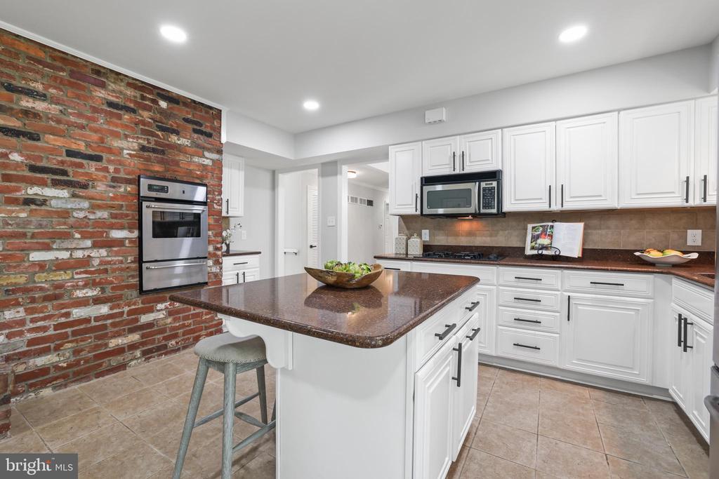 906 DANTON LANE