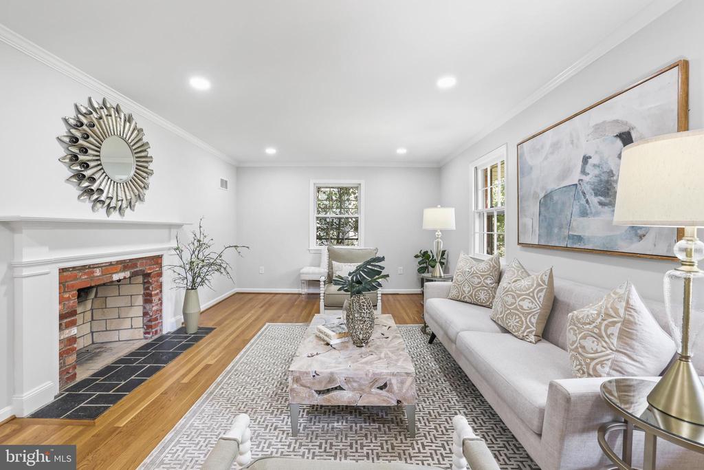 906 DANTON LANE