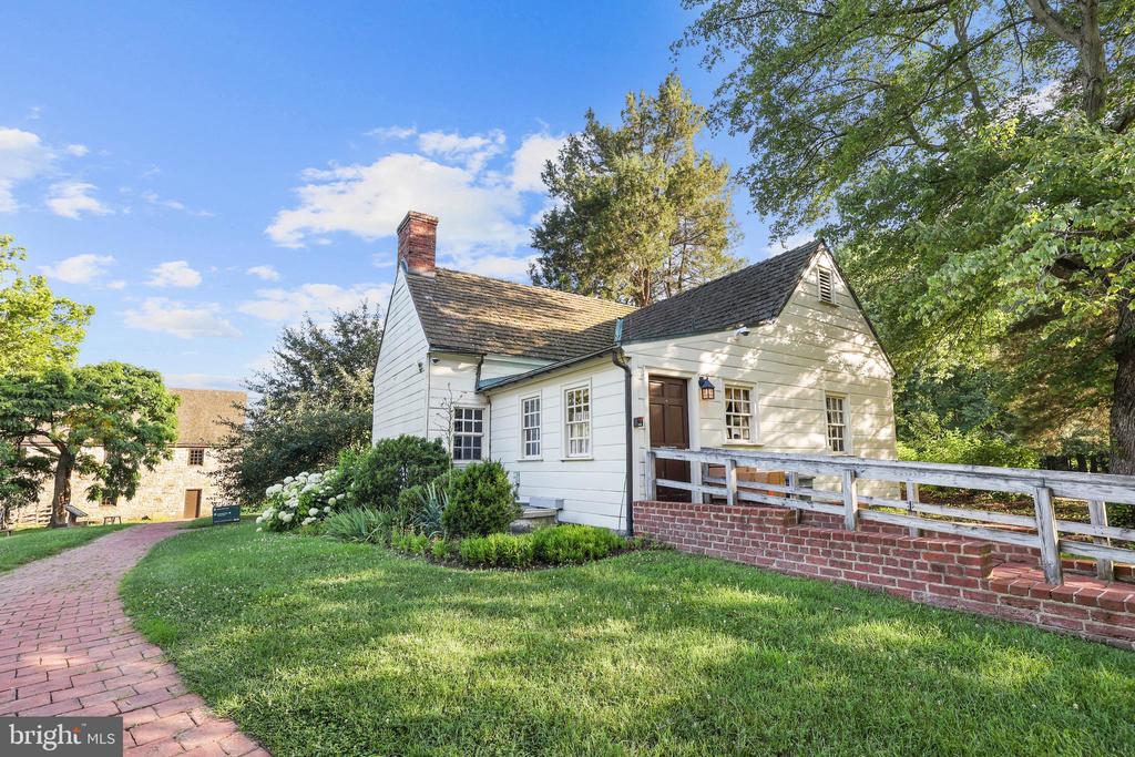 906 DANTON LANE
