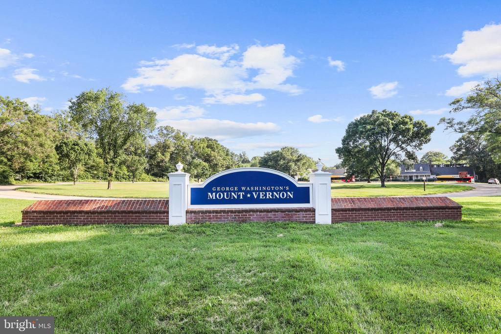 906 DANTON LANE