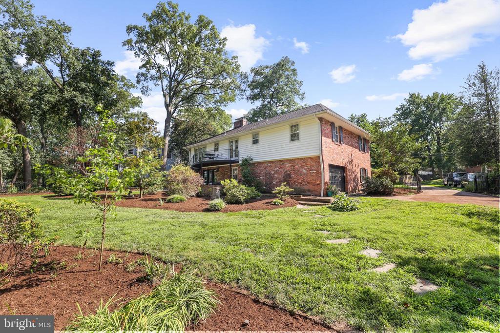 906 DANTON LANE