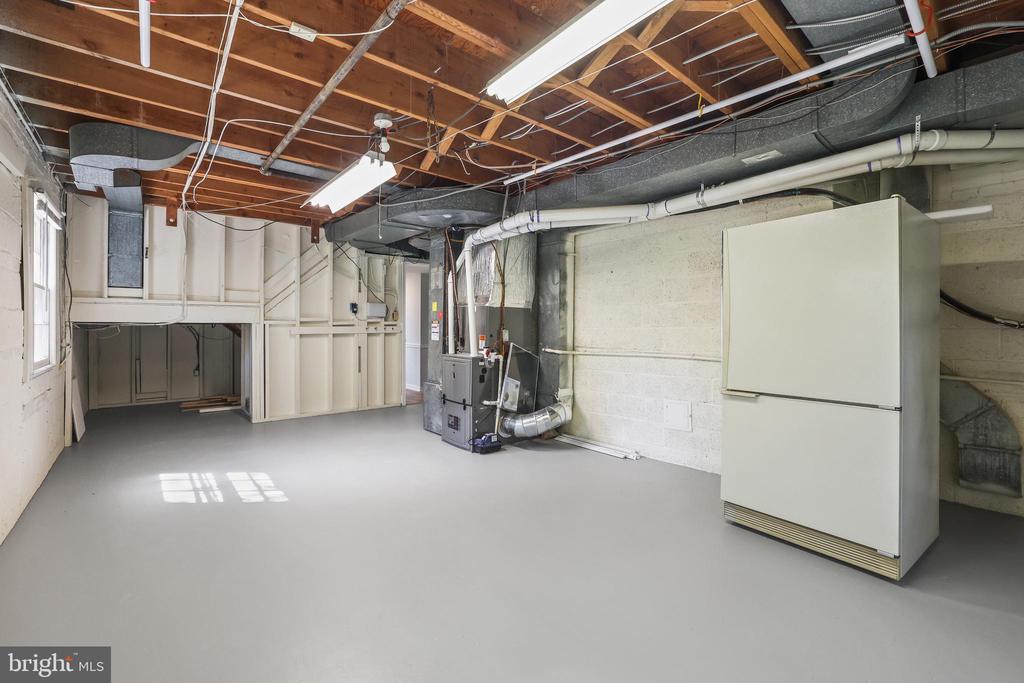 906 DANTON LANE