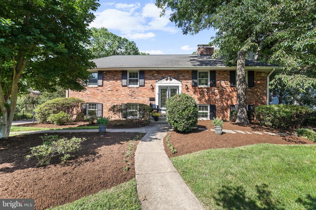 906 DANTON LANE